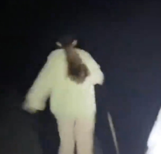 女子抽中万元奖品开心到当街跳舞