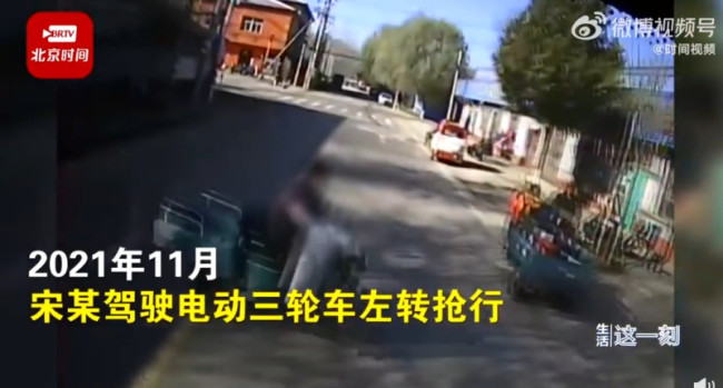 三轮司机抢行致公交乘客死亡被判刑 网友：乘客太冤