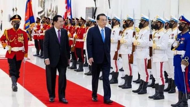 柬埔寨平民首相:光脚下田帮农民插秧 自嘲没裤子穿