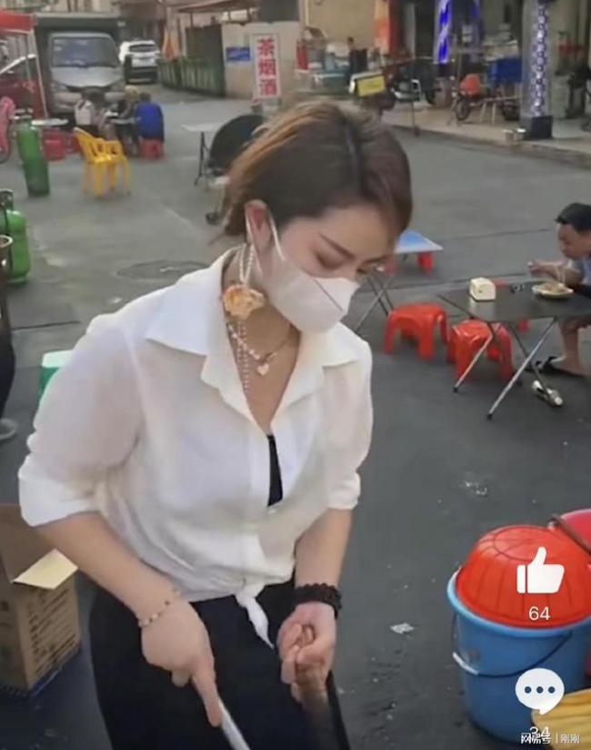 女子精致出摊日销200盒炒粉走红 炒粉动作行云流水