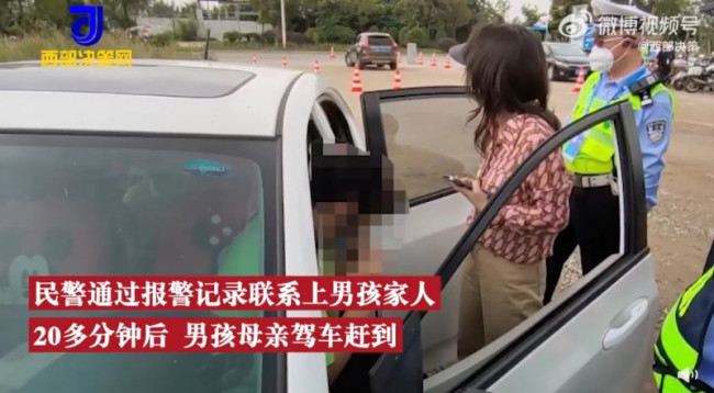 男童受气后牵狗徒步17公里找奶奶