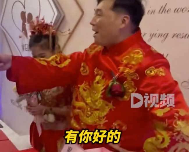 男子结婚表弟随礼千枚硬币：给娃坐摇摇车