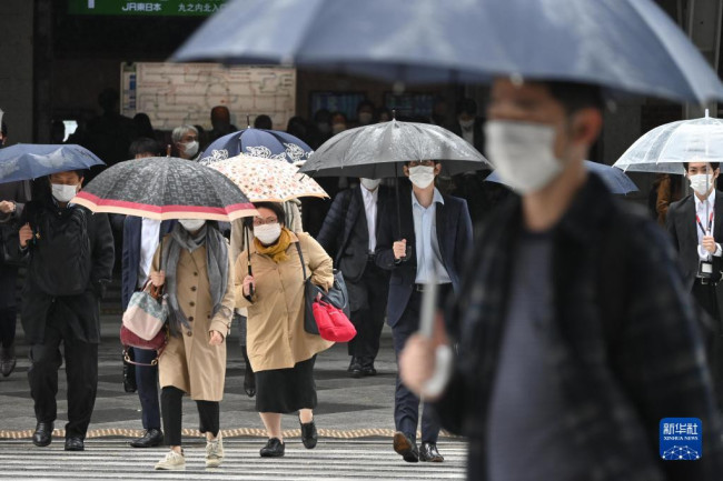 这是11月15日，行人走在日本东京街头。　　新华社发（孙佳林摄）