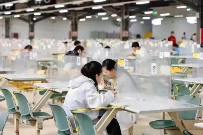 10月31日开始，富士康园区正在陆续恢复员工餐厅堂食。图片来源：郑州航空港区发布