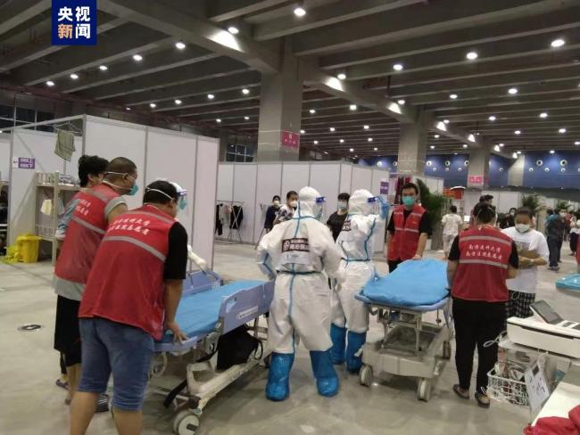 广州新增本土逾9000例 多家医院派医疗队进驻方舱