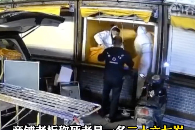 商铺内现腐尸：非流浪人员因臭味被发现，二十六七岁