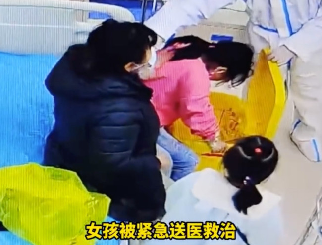 妹妹误将火碱当冰糖冲给姐姐喝：姐姐喝下一口后大叫