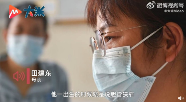 妈妈为给儿子捐肝1个月瘦9斤：在医院“暴走”减肥