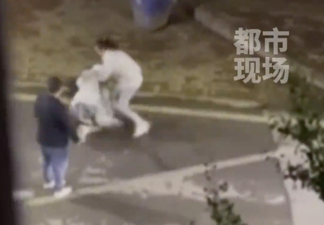 女孩疑外出晚回家被母亲脚踹扇脸