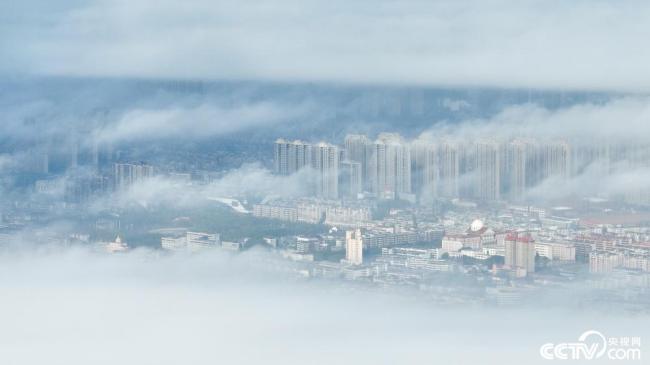 南昌：城市上空云雾缭绕