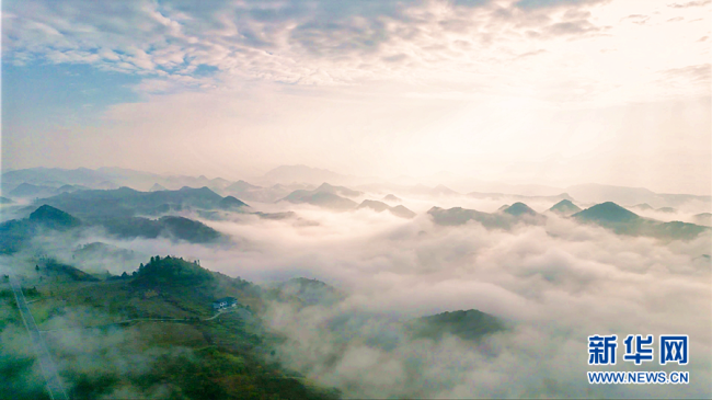 湖北鶴峰：“雲中公路”串起高山好風光