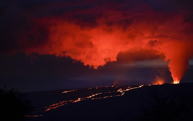 美国夏威夷两座大型火山同时处于喷发状态