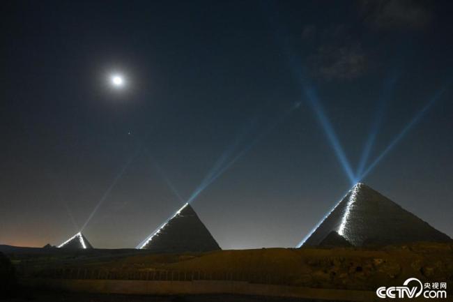 埃及金字塔夜景呈现科幻感