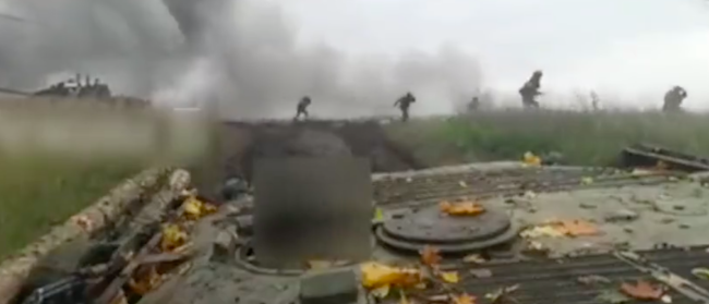坐满士兵的俄军BMP-2步兵战车触雷爆炸画面曝光：大量步兵撤退