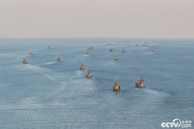 连云港：渔船开始入冬首次大规模捕捞作业