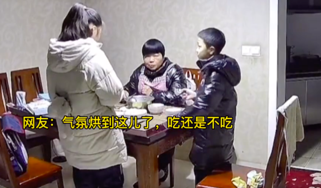 奶奶看错时间凌晨叫孩子吃饭上学 气氛到了就当宵夜吃吧