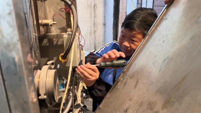 1.35米男子找工作遇挫回乡后月入过万：还受县里表扬