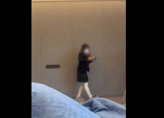 女孩给阳性爸爸送饭后飞奔逃走！网友：亲闺女也靠不住了