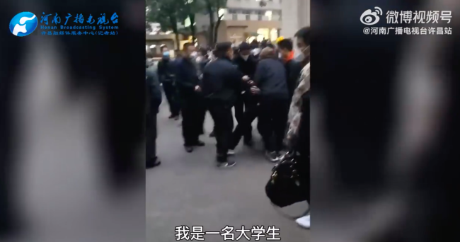 网传高校学生被保安锁喉带走