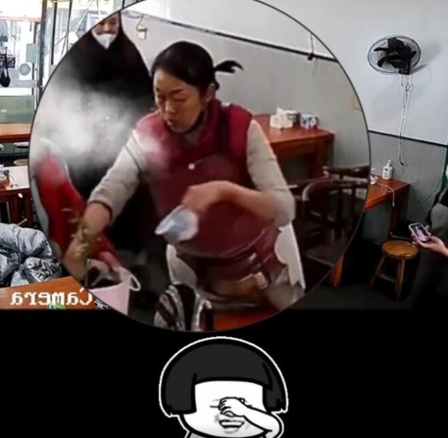 女子吃饭相中碗服务员一把薅出 网友：幸亏只是相中碗