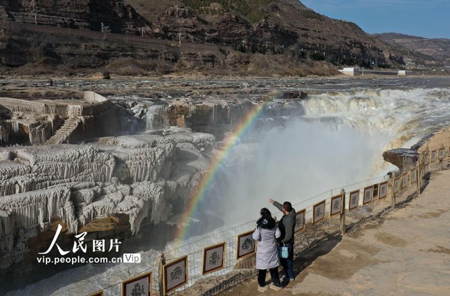 山西吉县黄河壶口瀑布现流凌冰挂景观