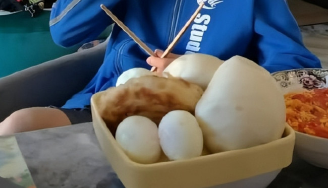 妈妈连续4天做饭儿子崩溃大哭：太难吃了！