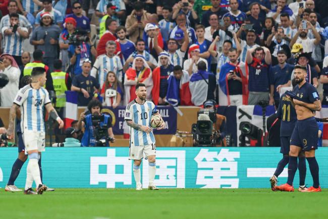梅西2014年与2022年颁奖典礼对比：2014年望着大力神杯出神