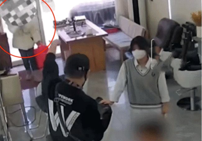 阴性女子去剪发被理发师劝走