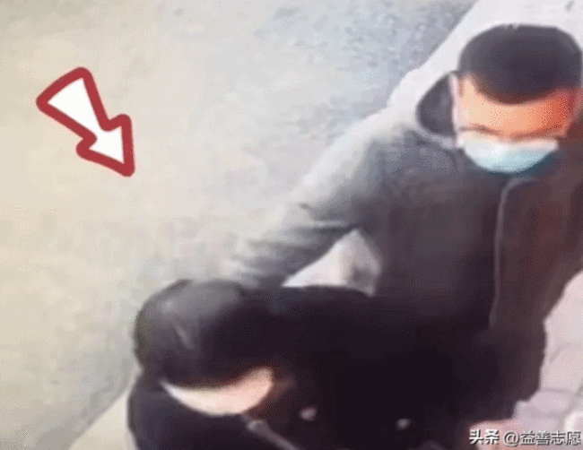 大妈买早餐突然后仰小伙一把扶住