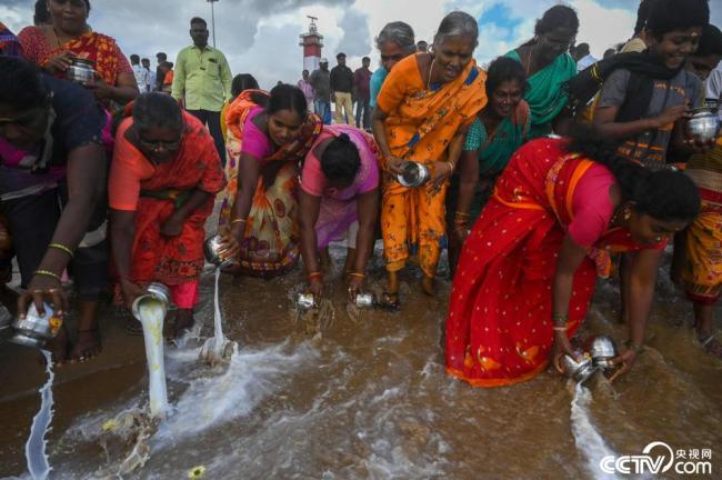 印度民众倾倒牛奶悼念印度洋海啸遇难者
