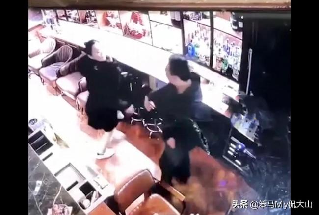 酒吧前台遭醉酒男猥亵当场反击报警：被猥亵还被要求赔钱！