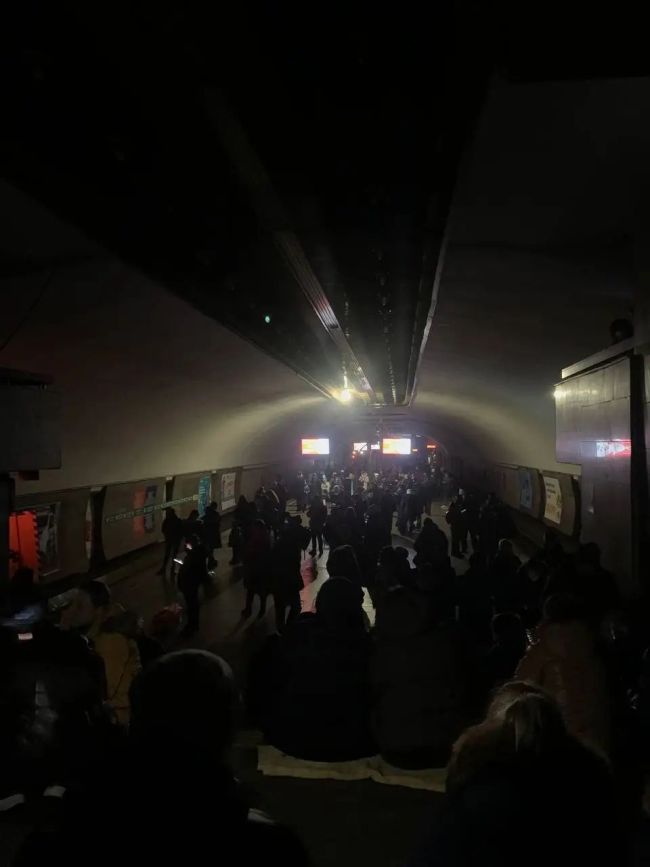 大批平民在基辅地铁站避难，图自乌媒