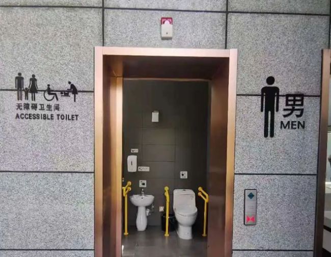 男子上公厕遇自动开门：只能用10分钟然后自动打开