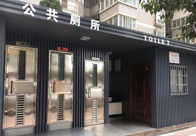 男子上公厕遇自动开门：只能用10分钟然后自动打开