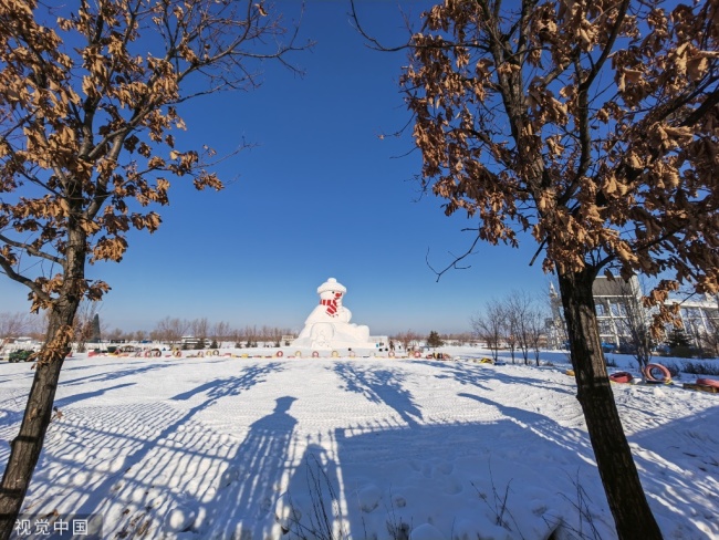 哈爾濱18米高大雪人亮相松花江邊