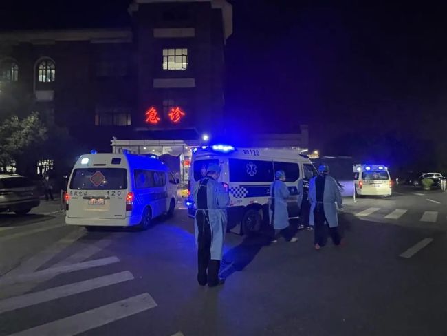 这是上海120的另一个战场！减员、压床、误解...跨年夜，他跟着救护车跑空两趟