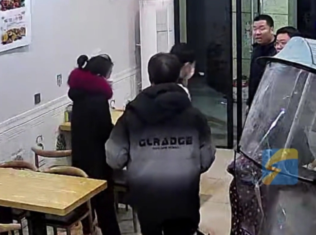 男孩走亲戚被赶出门获饭店老板收留