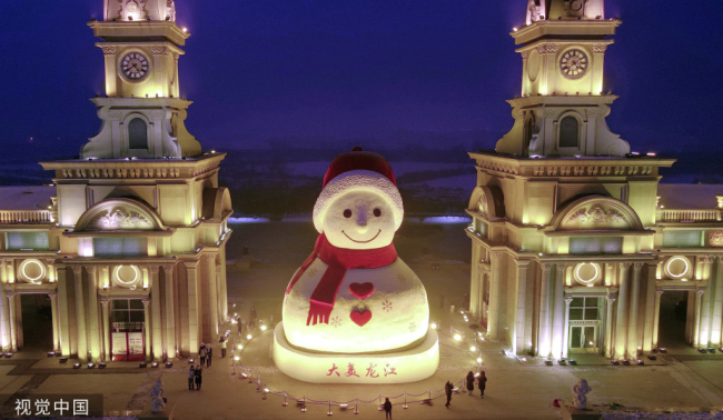 哈尔滨18米高大雪人夜幕中璀璨亮相