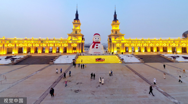 哈尔滨18米高大雪人夜幕中璀璨亮相