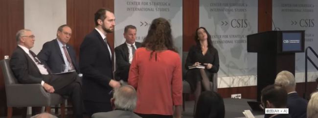 记者质问美智库:为什么不把钱花在真正的敌人身上