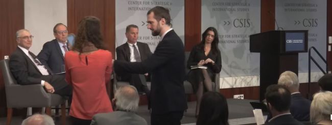 记者质问美智库:为什么不把钱花在真正的敌人身上