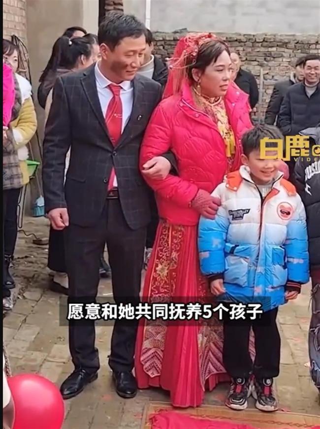 45岁女子带5个孩子嫁给初恋，曾被前夫家暴20年，离婚后幸运遇到初恋