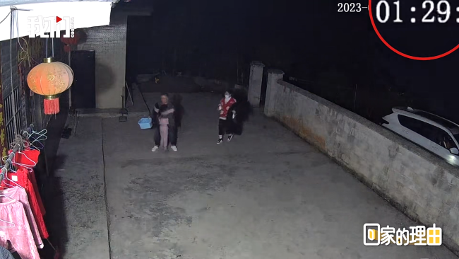 孩子守到深夜1点等务工爸妈回家过年 网友：有人等待就是幸福