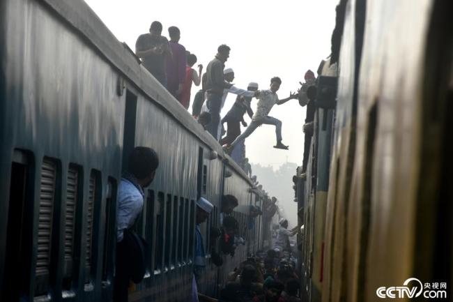 孟加拉国民众“爬火车”返乡 场面壮观