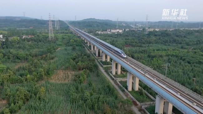 新华全媒+｜从90到350不一样的速度一样的温情