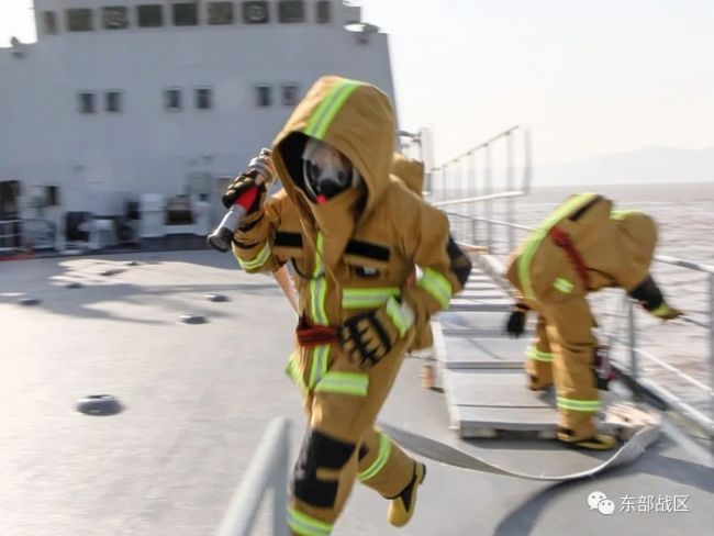 登陆舰编队,破浪出击!