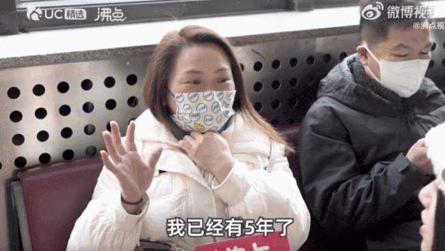 单亲妈妈5年没回家过年，儿子：妈妈没有亏欠我们