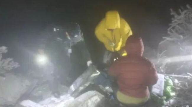 两女孩被困零下15度山顶警方搜救7小时  所幸搜救成功被发现时只露出两只眼睛