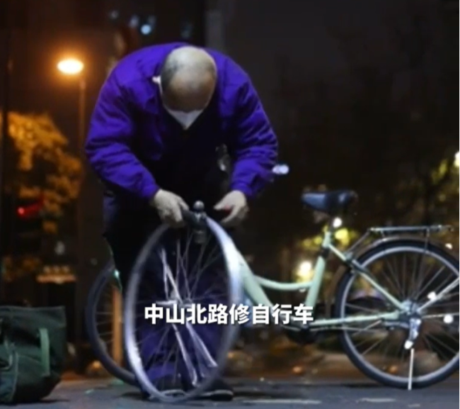 公交司机连续37年每周摆免费修车摊 