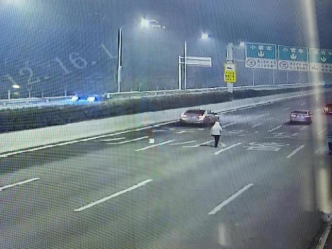 男子大年初一与同事争吵，一气之下决定徒步300多公里回家，交警：方向都走反了，路中间多危险